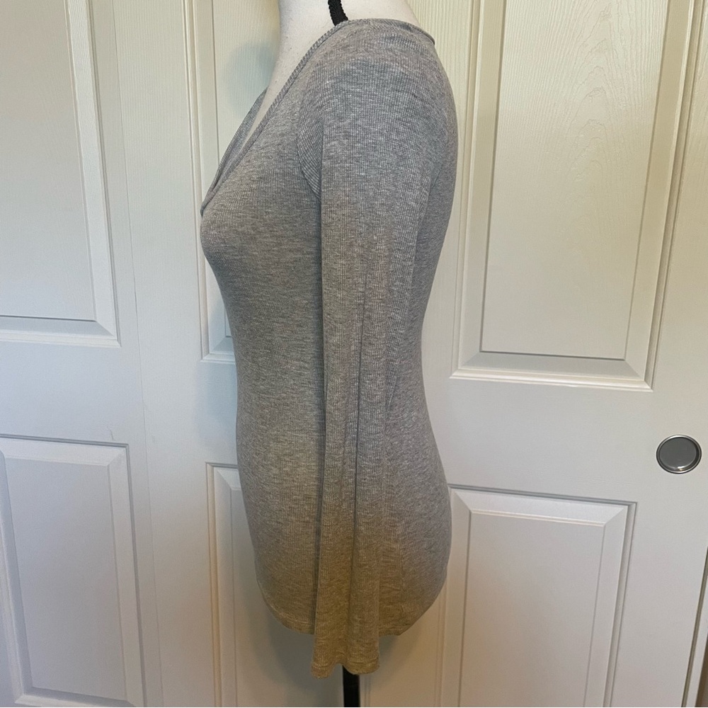 Venus Top Women’s Size Small Gray V-Neck Long Sleeve Ribbed EUC - Picture 3 of 9